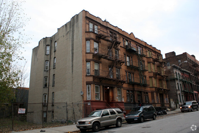 Building Photo - 585 E 137th St