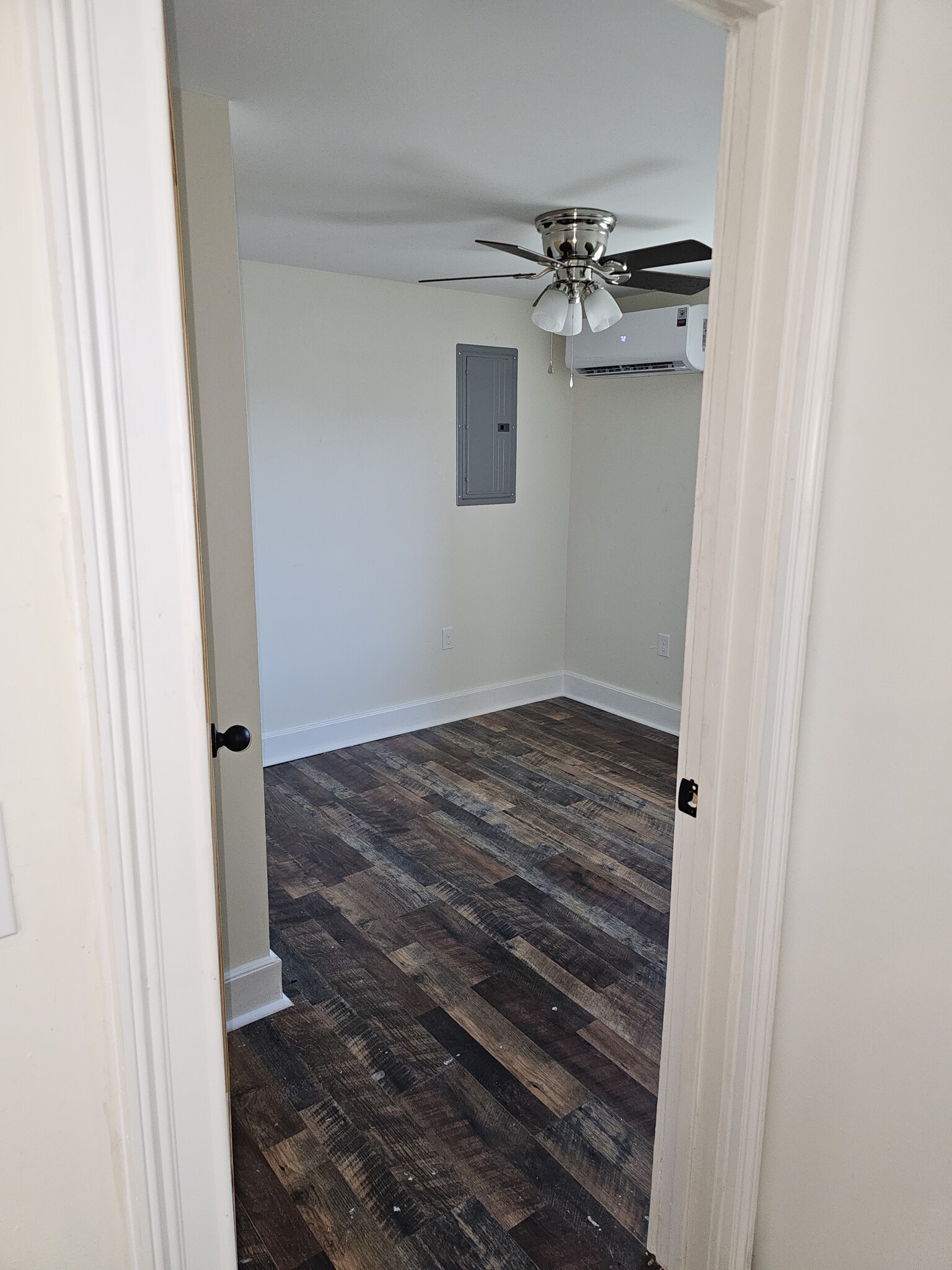 Downstairs bedroom - 389 Mingo St