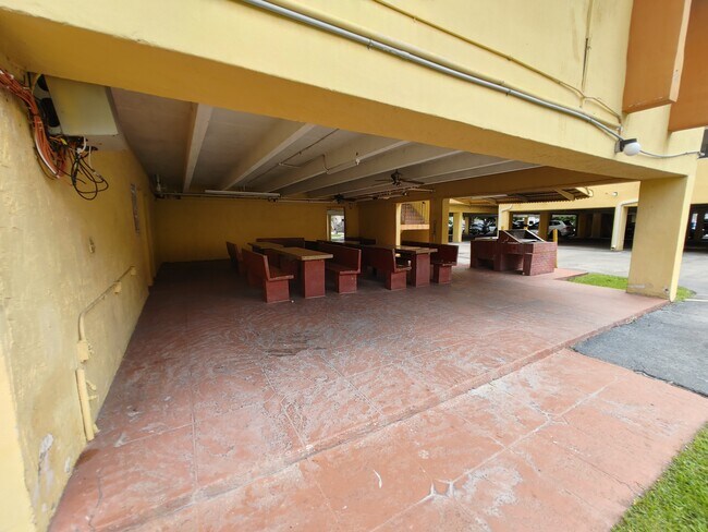 Building Photo - 1555 W 44th Pl