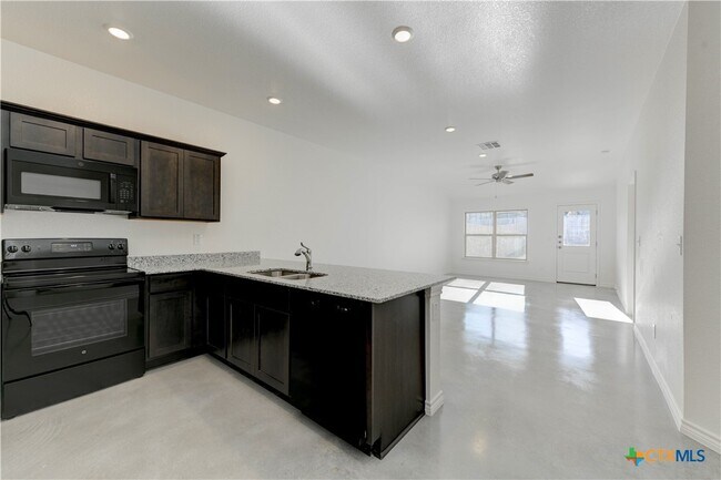 Building Photo - 526 Lost Trl