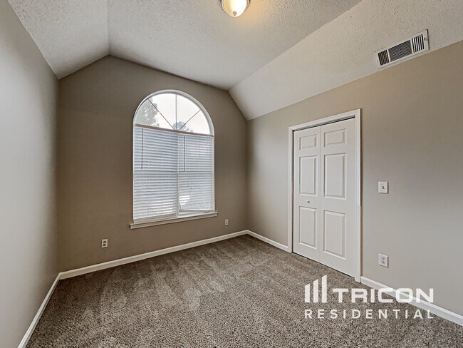 Building Photo - 567 Horseshoe Cir