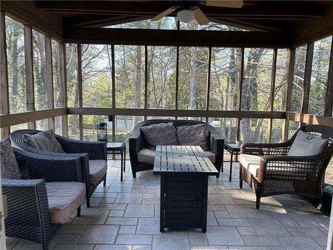 Building Photo - 2716 Peachtree Walk