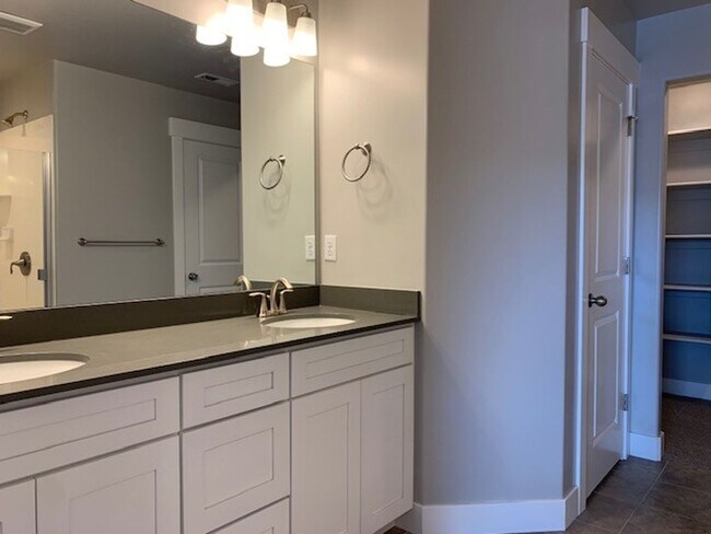 Building Photo - Beautiful Townhome in Great Location!
