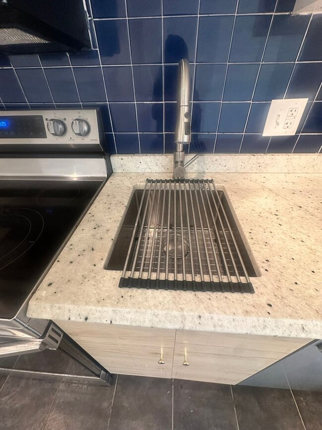 Building Photo - Modern Basement Unti 1 Bedroom/1 Bath, Recently renovated, new stainless steel appliances, floori...