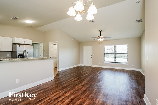 Building Photo - 712 NE Van Loon Ln