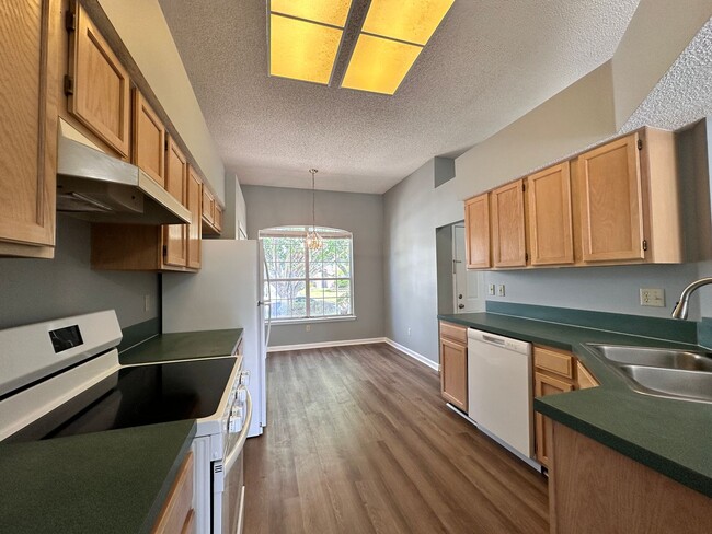 Building Photo - Three Bedroom in Greenfield Lakes