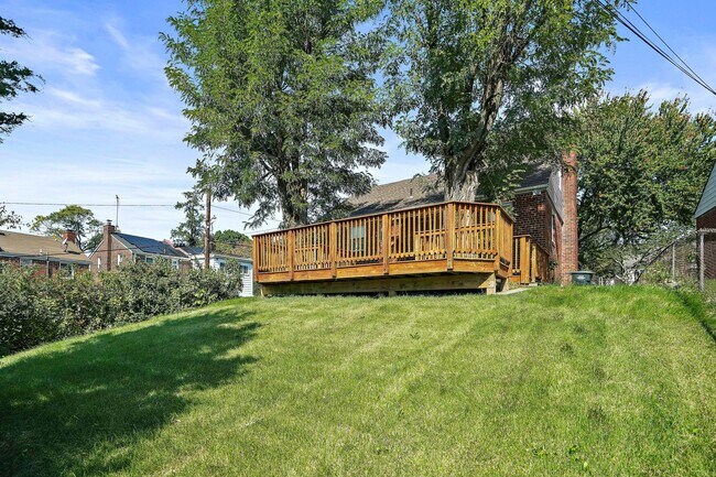 Building Photo - Fantastic Home in Fort Dupont Park! Parking and Basement Included!