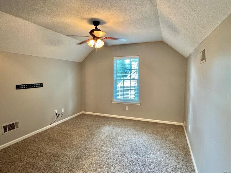 Building Photo - 697 Chatsworth Dr