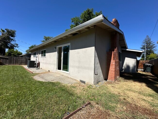 Building Photo - Beautiful three bedroom two bath home in Roseville!!
