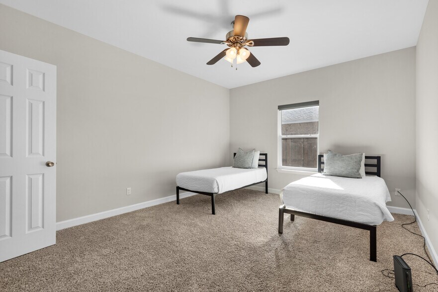 Guest bedroom with two memory foam beds & fresh linens, perfect for families with little ones - 28 Snook Rd