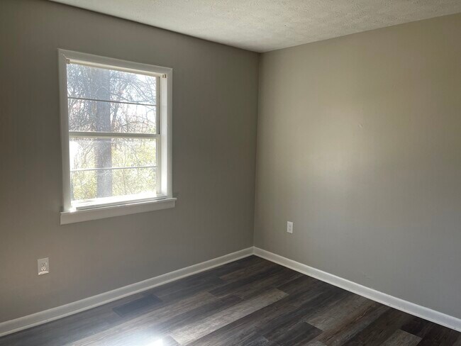 Building Photo - 305 Houseal St