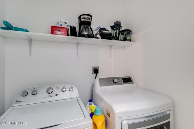 Building Photo - 419 E Second Street Unit