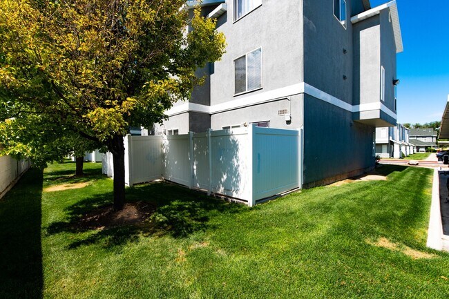 Building Photo - 475 N Redwood Rd
