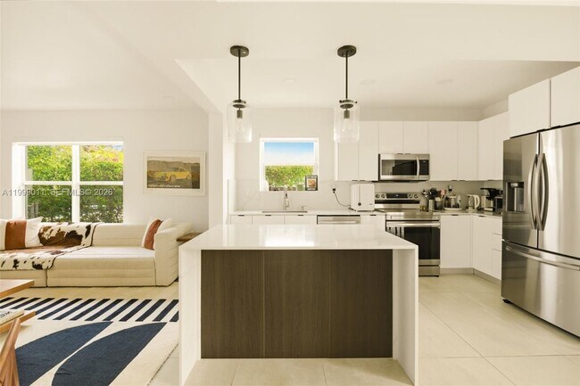 Building Photo - 725 W 51st St