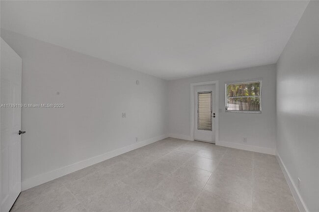 Building Photo - 810 SW 12th Ct