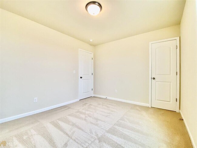 Building Photo - Wow! Like new, 3 bed, 2.5 baths, tile floo...