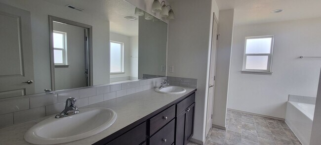 Building Photo - North Albany upgraded single family house
