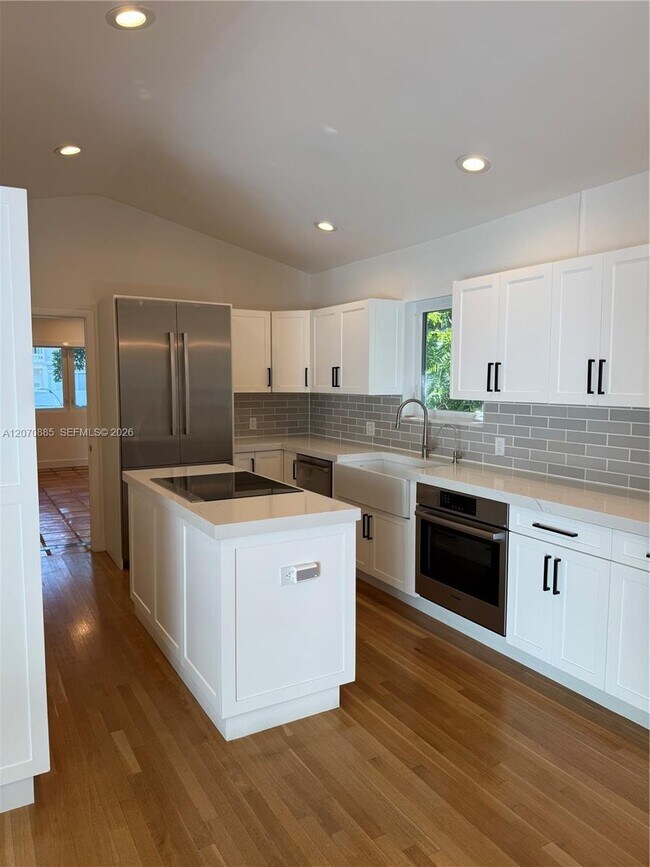 Building Photo - 3865 Poinciana Ave