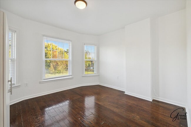 Building Photo - $1650 - Large 4 Bedroom, Renovated Home