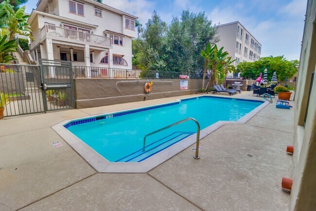 Building Photo - Amazing 2 Bedroom in Bankers Hill