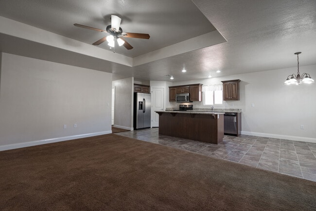 Building Photo - 3 bed 2 bath home with fully-fenced yard