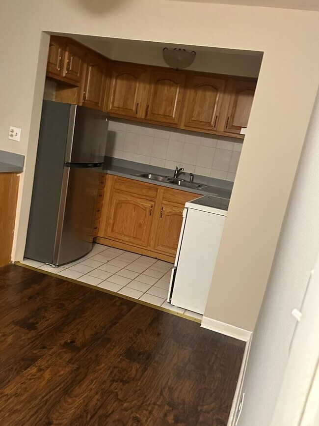 Building Photo - 1 Bed One Bath in DOWNTOWN Forest Park!!!