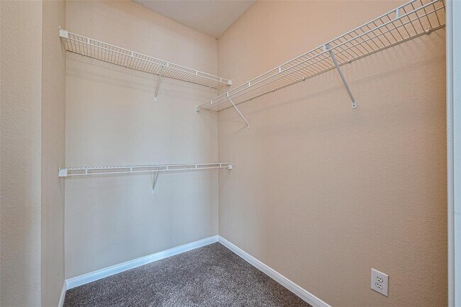 Building Photo - 7575 Kirby Dr