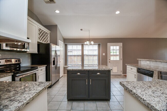 Building Photo - 4622 Forest Home Dr