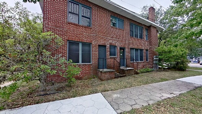 Building Photo - Welcome home to this beautiful brick 3-bedroom