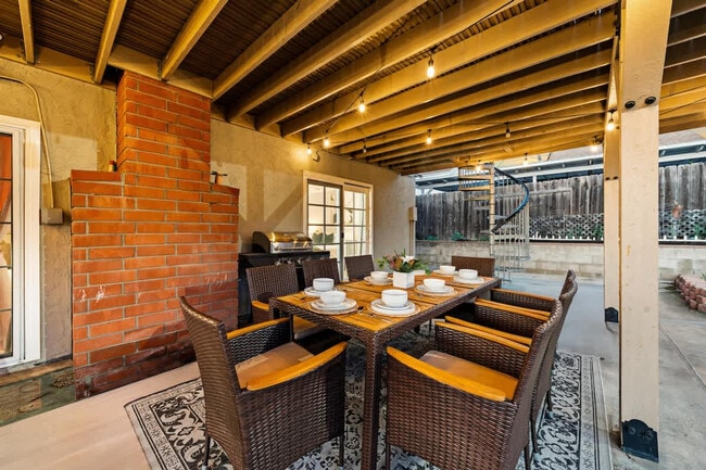 Building Photo - 13075 Old West Ave