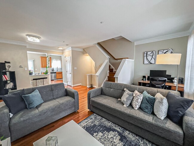 Building Photo - Lovely Tri-Level 3 Bedroom 2 Bathroom And ...
