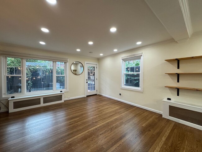 Building Photo - Stylish 3 Bed 1.5 Bath Home With A Fenced Patio In Warwick Village