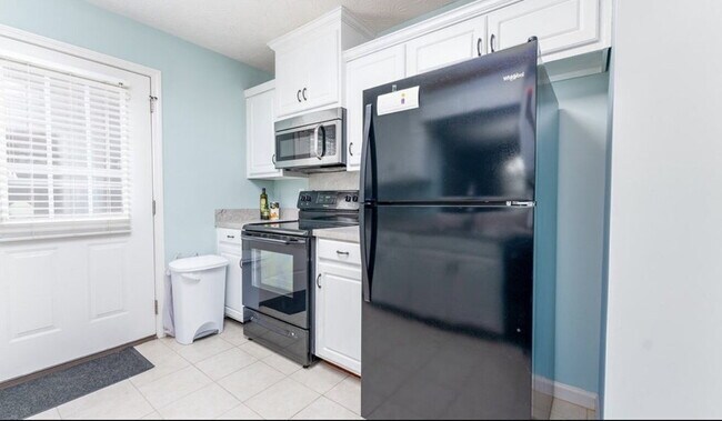 Building Photo - 3BR/2BA — Fenced Yard, Gated Parking, Lawn & Pest Included | Available 7/27