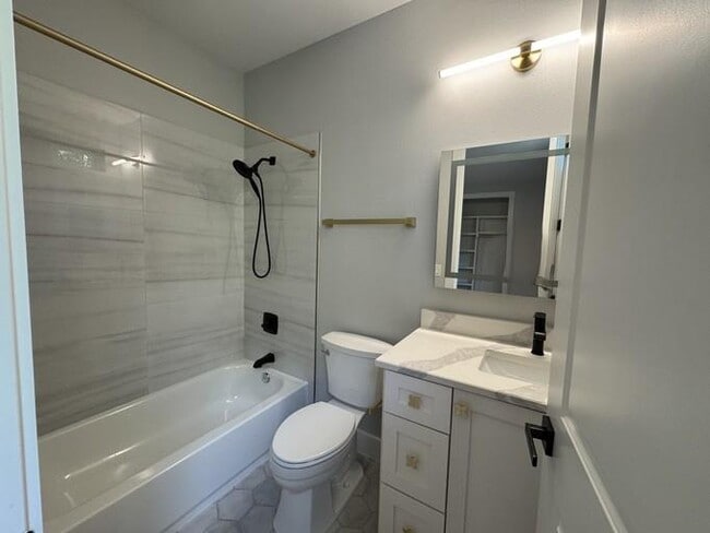 Building Photo - 2604 Francisco St