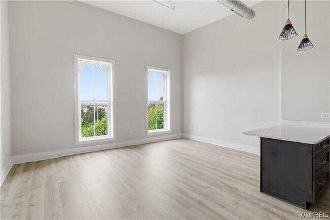 Building Photo - 136 Seneca St