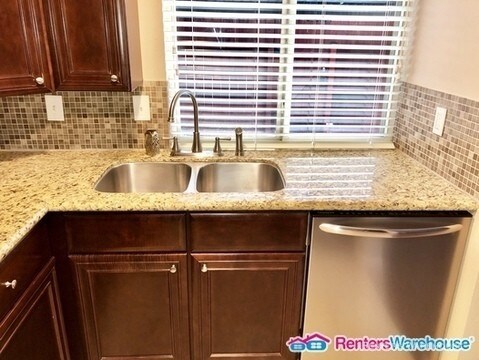 Building Photo - Gorgeous 4/3 London Townhomes community