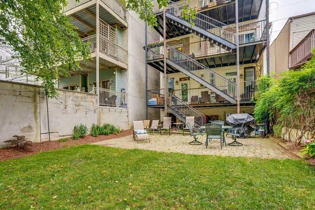 Building Photo - 608 Madison St