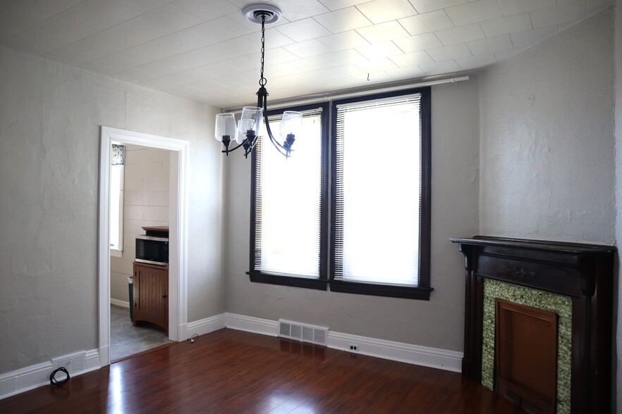 The formal dining room has a cosmetic fireplace and mantle - 715 Clinton Pl