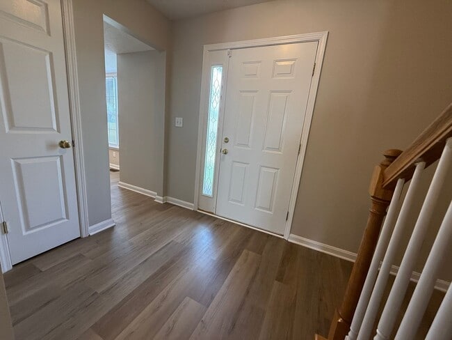 Building Photo - LARGE BEAUTIFUL 3 Bedroom 2.5 Bath Townhou...