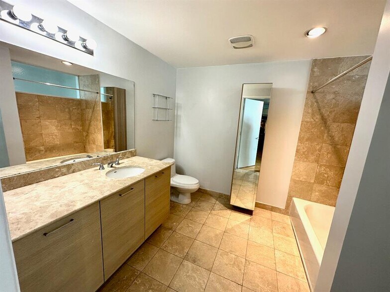 Building Photo - 350 NE 24th St