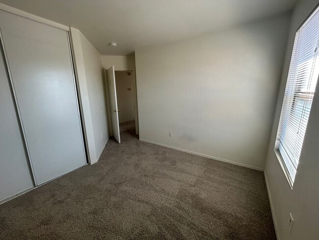 Building Photo - 4 Bedroom 2.5 Bath