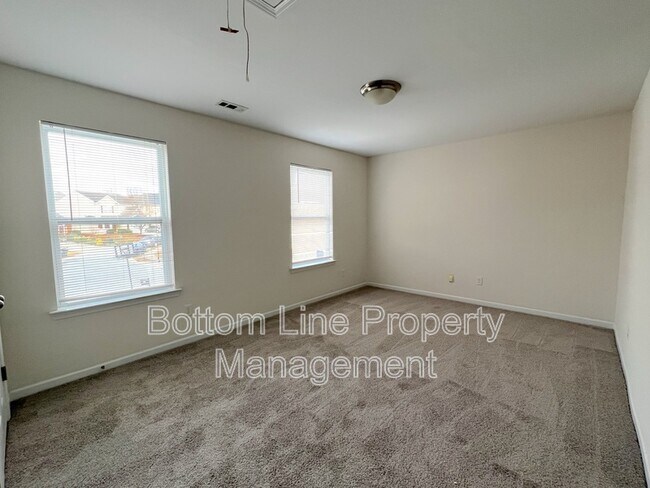 Building Photo - 702 Perth Dr