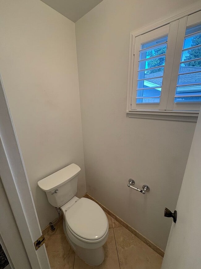 Building Photo - NW Visalia Home Near Country Club Available Now! *Private Showing Only*