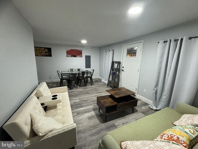 Building Photo - 510 67th Pl