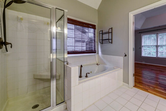 Building Photo - 3627 Chestnut Dr