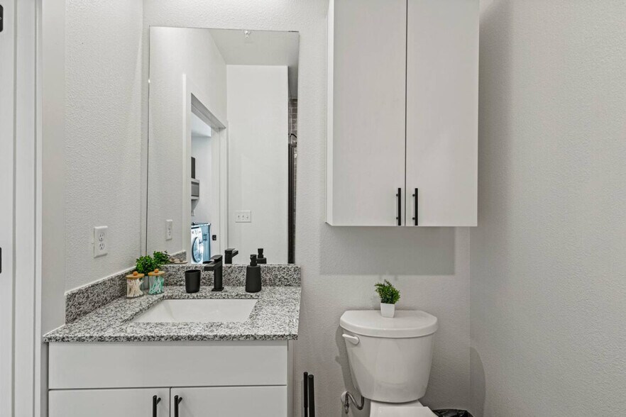 Building Photo - 596 W 9th St