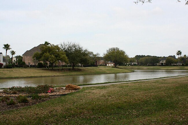 Building Photo - 2046 Palm Forest Ln