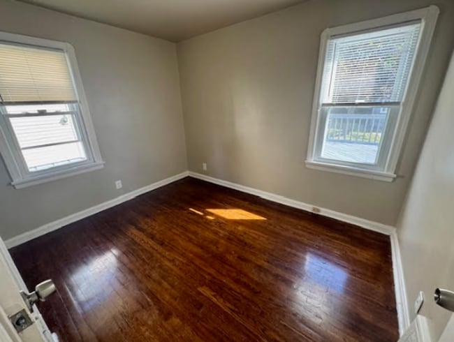 Building Photo - Single Family Home 3 beds 2 bath Available Now!