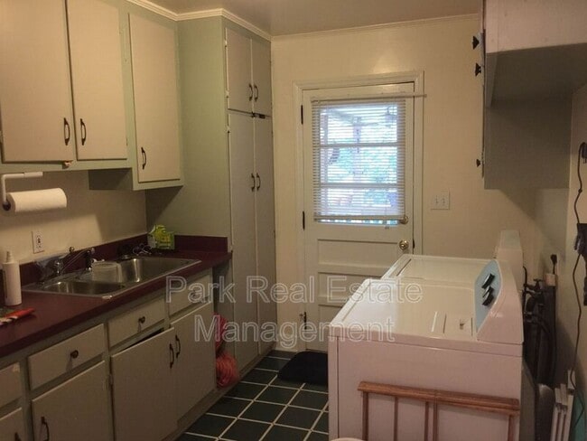 Building Photo - 806 Woodland Ave