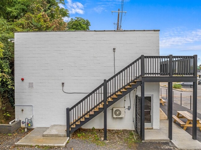 Building Photo - 223 E Broadway St